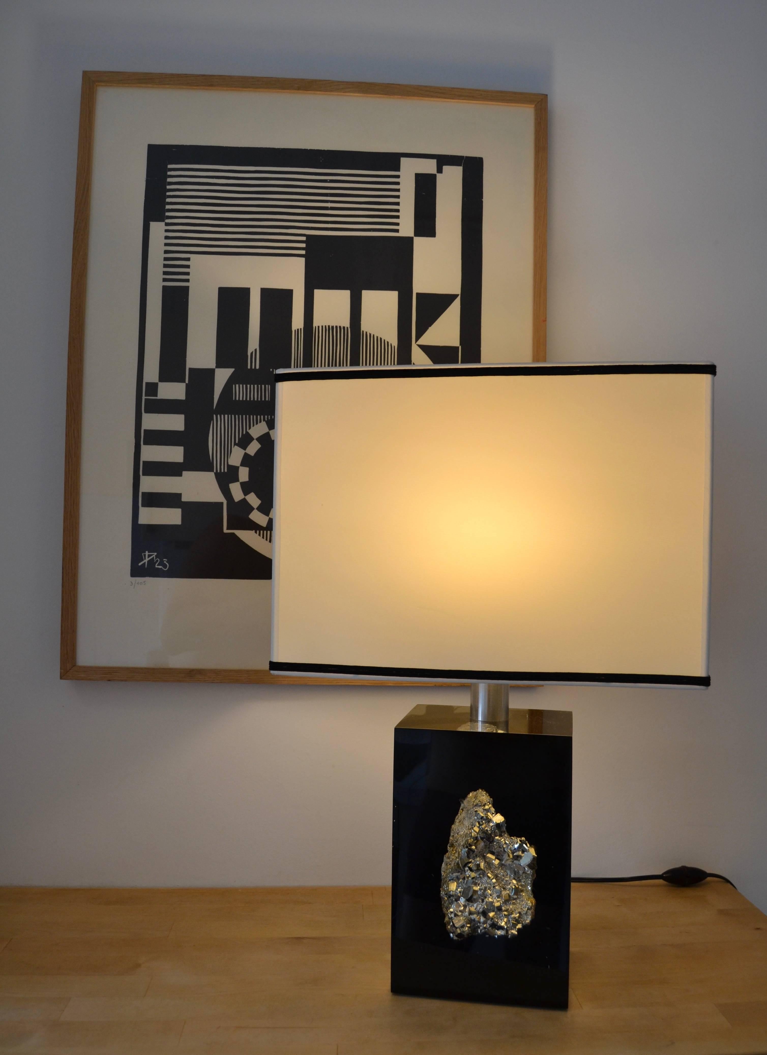 1970s Pyrite Rock Inlaid on Lucite Table Lamp In Excellent Condition In Saint-Ouen, FR