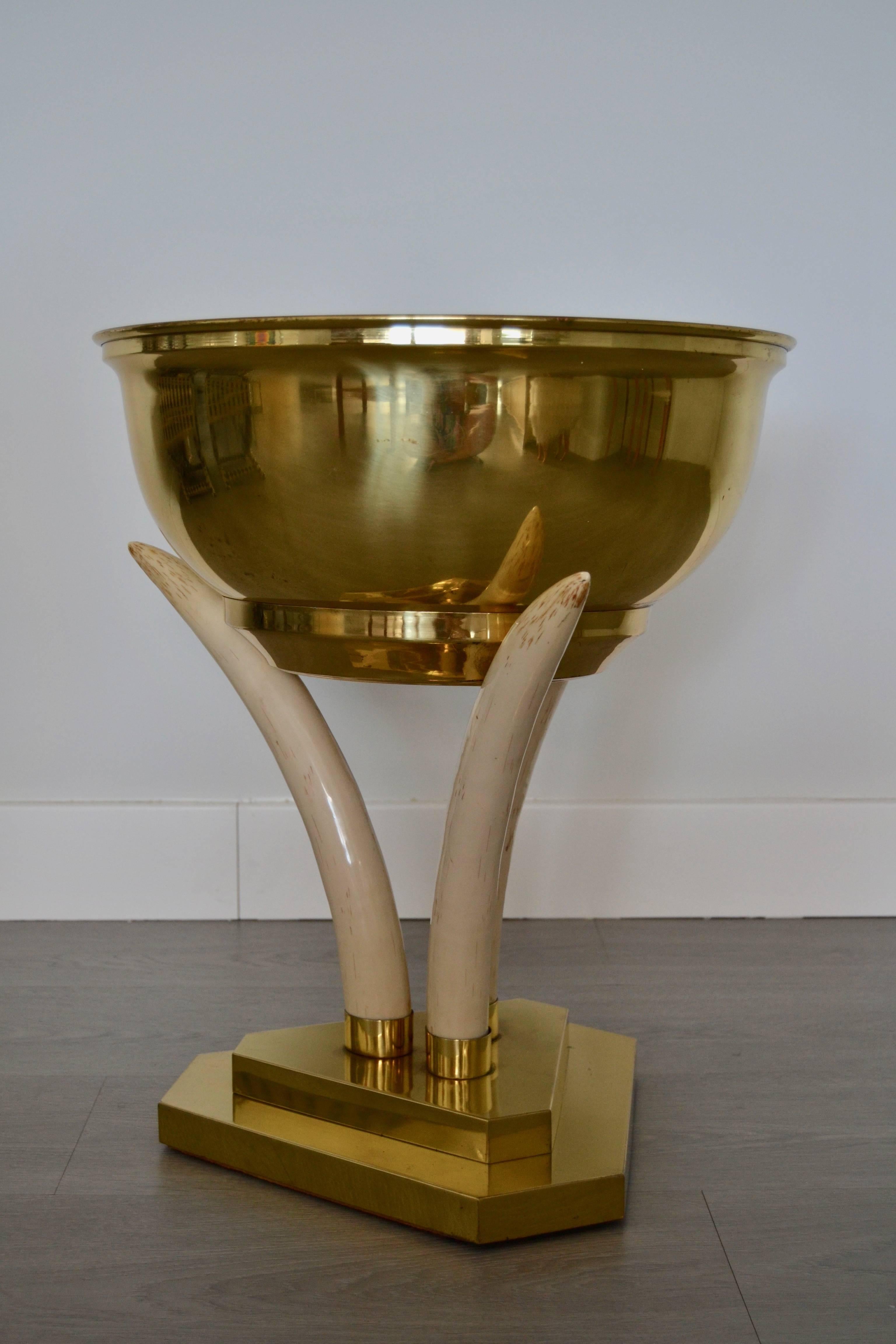 1970s table or planter by Anthony Redmille
Table is composed by three faux elephant tusk in resin and brass details
Good vintage condition
Can be used as champagne bucket.