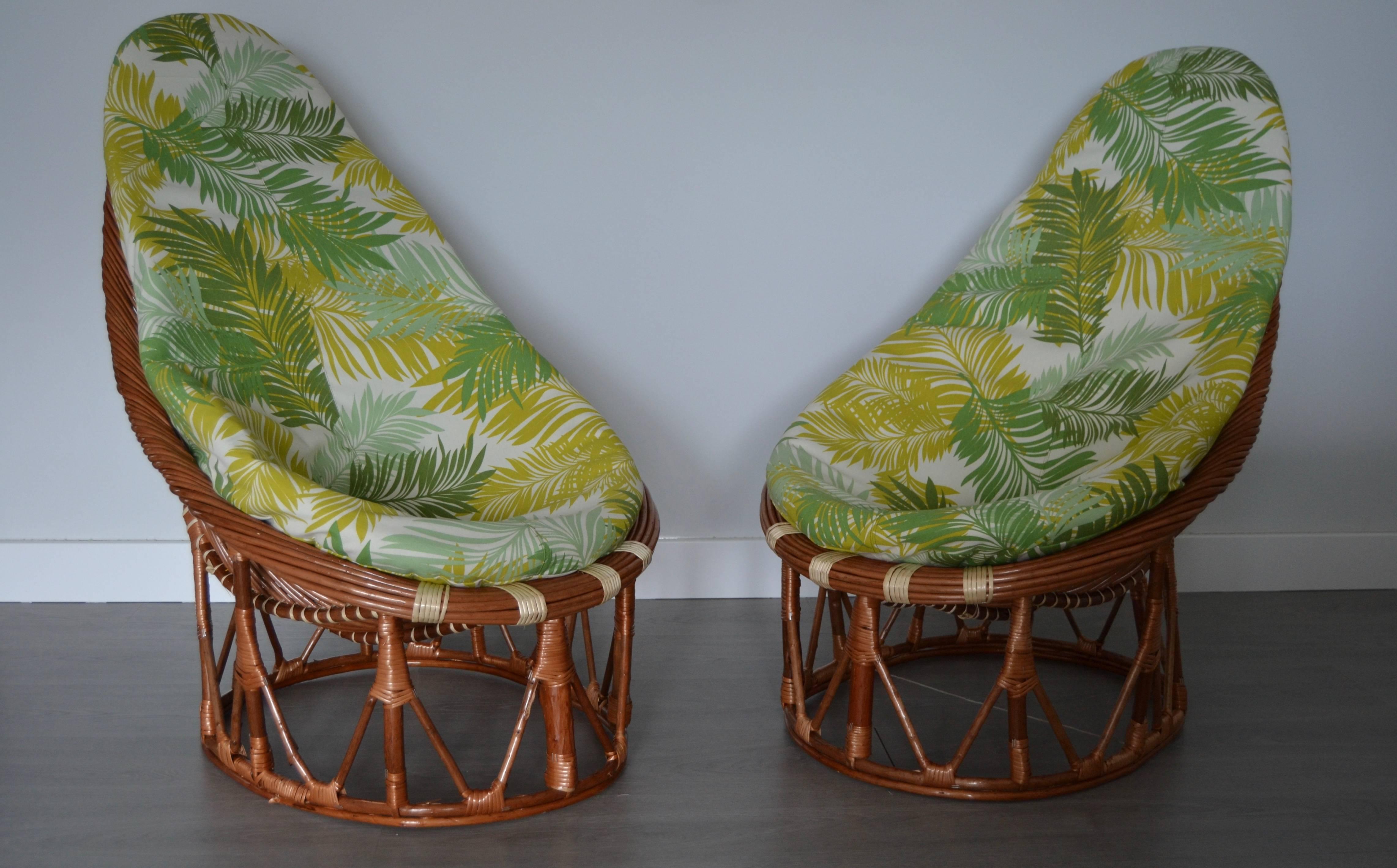 Pair of bambou and rattan handmade armchairs.
Great work entirely restored
Upholstered with cotton palm tree fabric
Ten pieces available.
