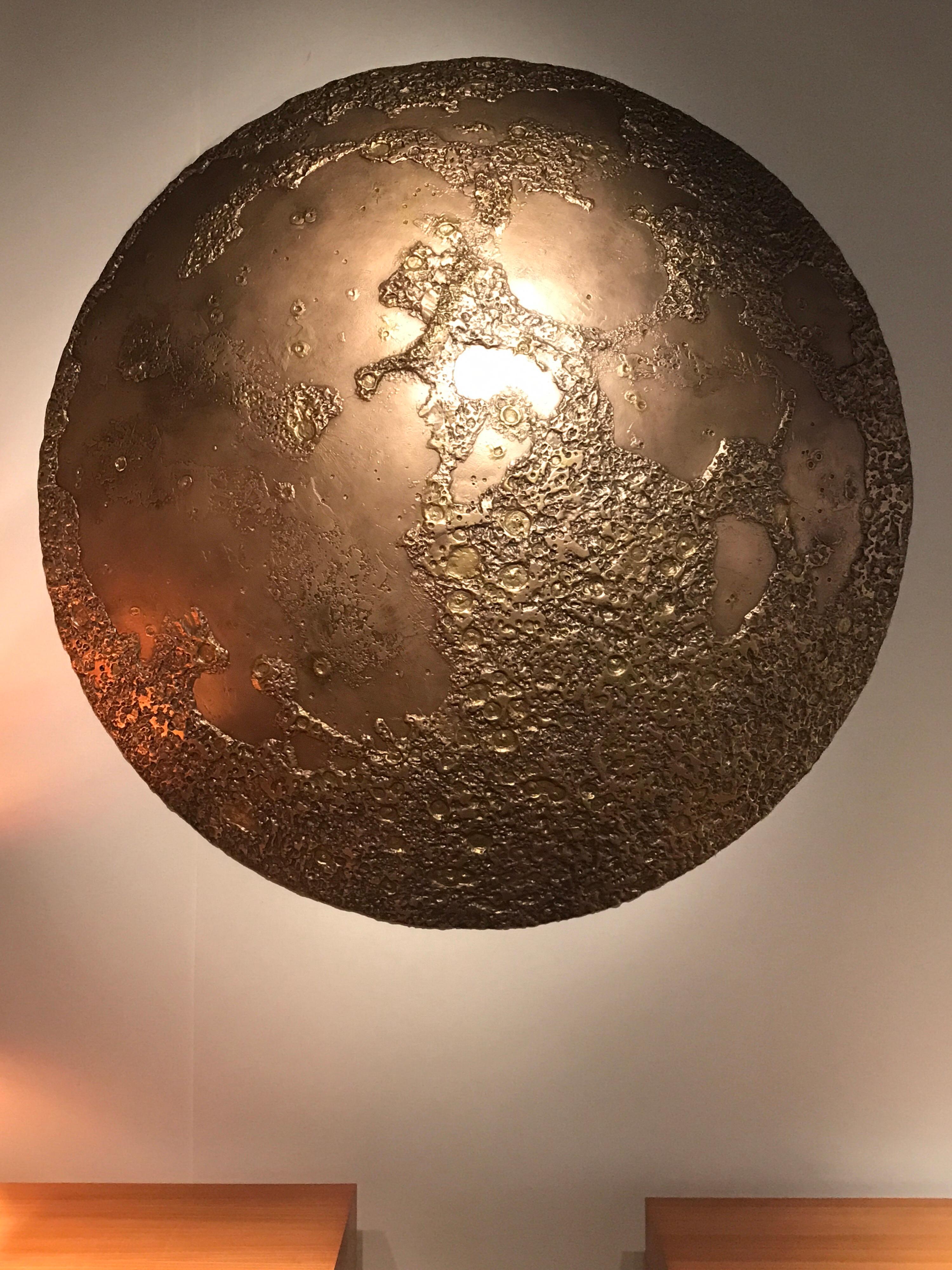 Bronze Grande sculpture murale de lune en bronze en vente
