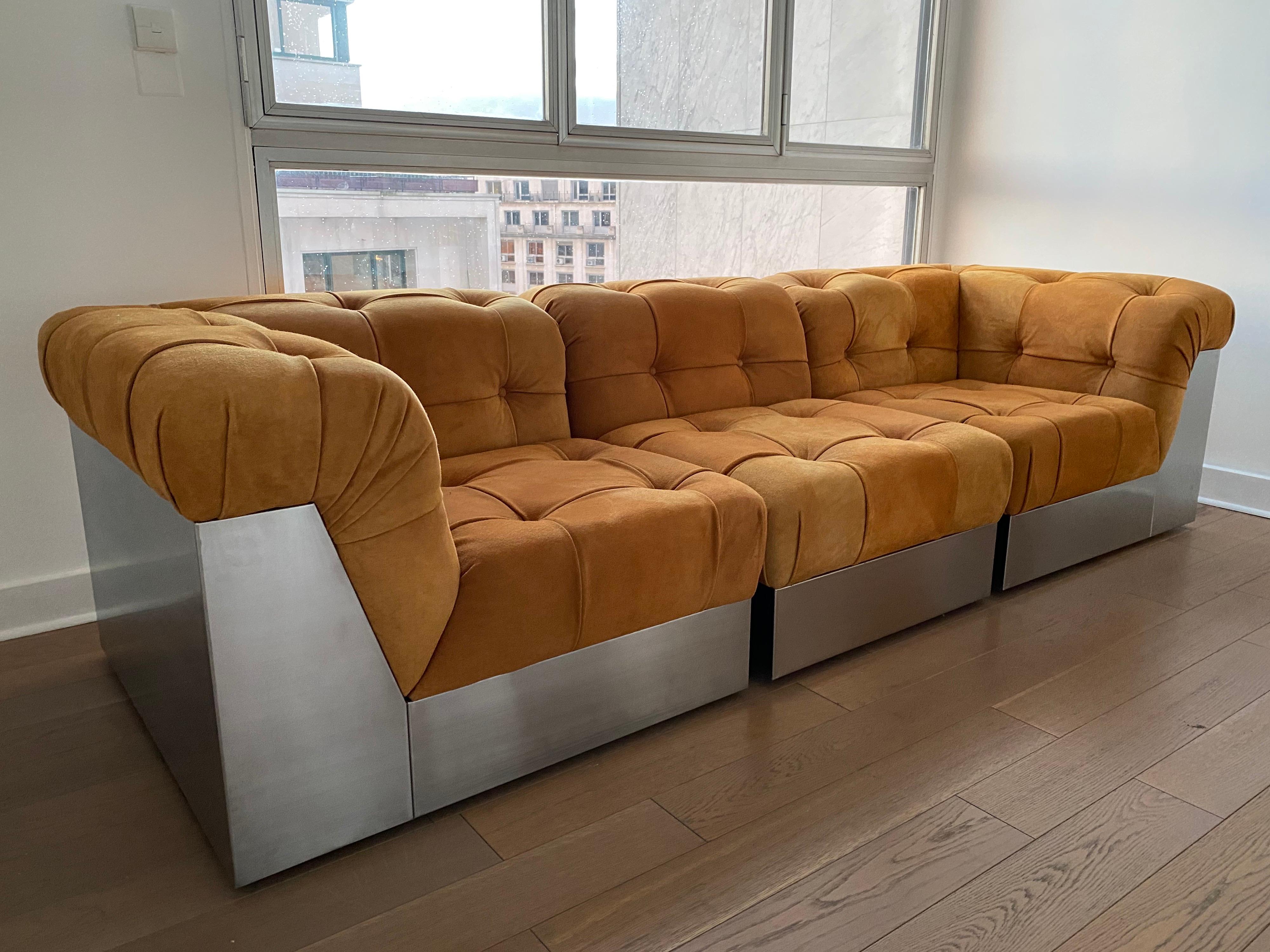 Three seater sofa in stainless steel and suede leather.
Designed by Giorgio Montani for souplina, France, circa 1970
Perfect condition entirely reuphostered in suede.
Stainless steel in perfect condition.