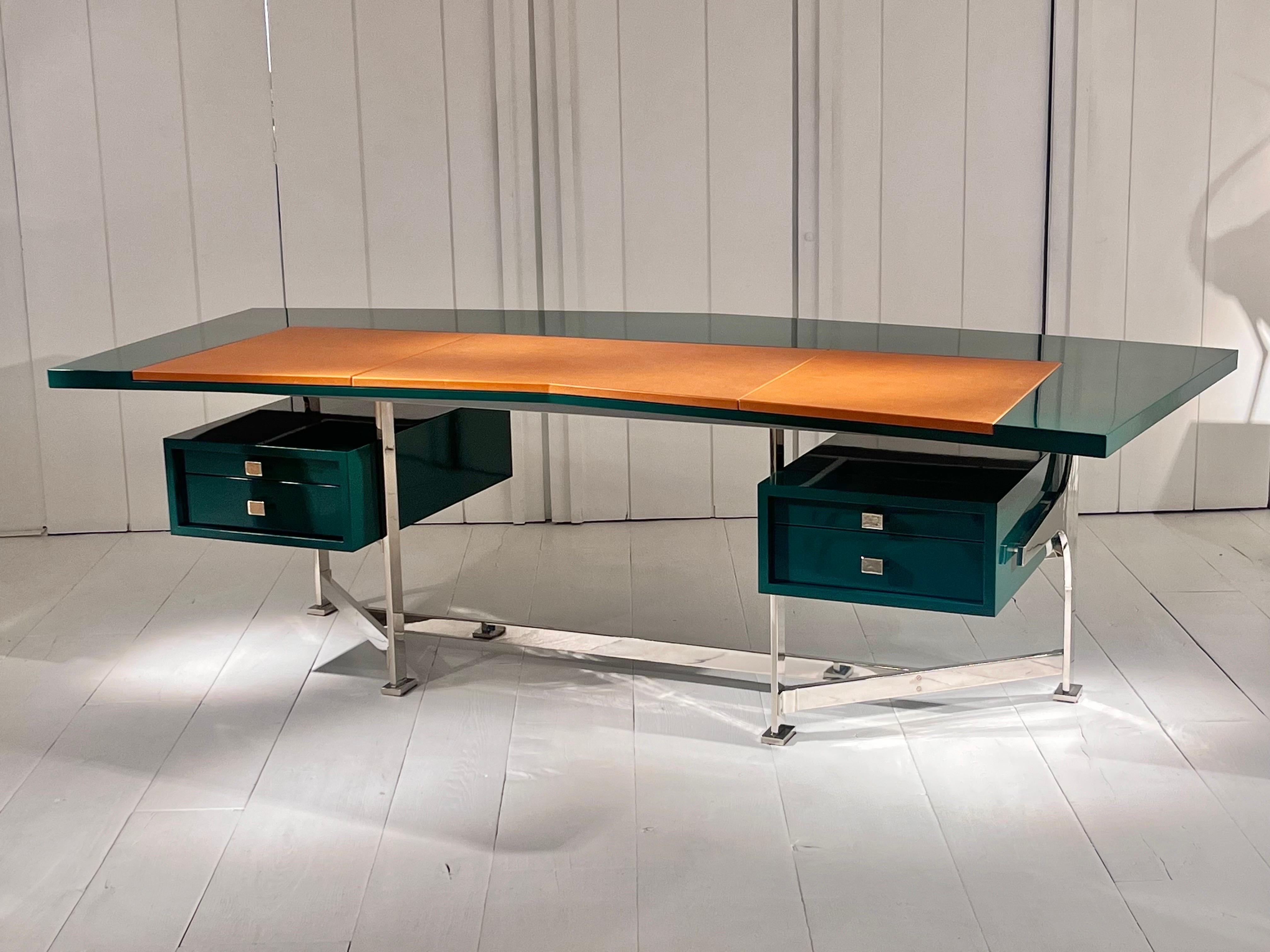 Grün lackierter Schreibtisch mit Edelstahl 
Frankreich um 1960 
L : 250 cm x B : 110 cm x H : 75,5 cm