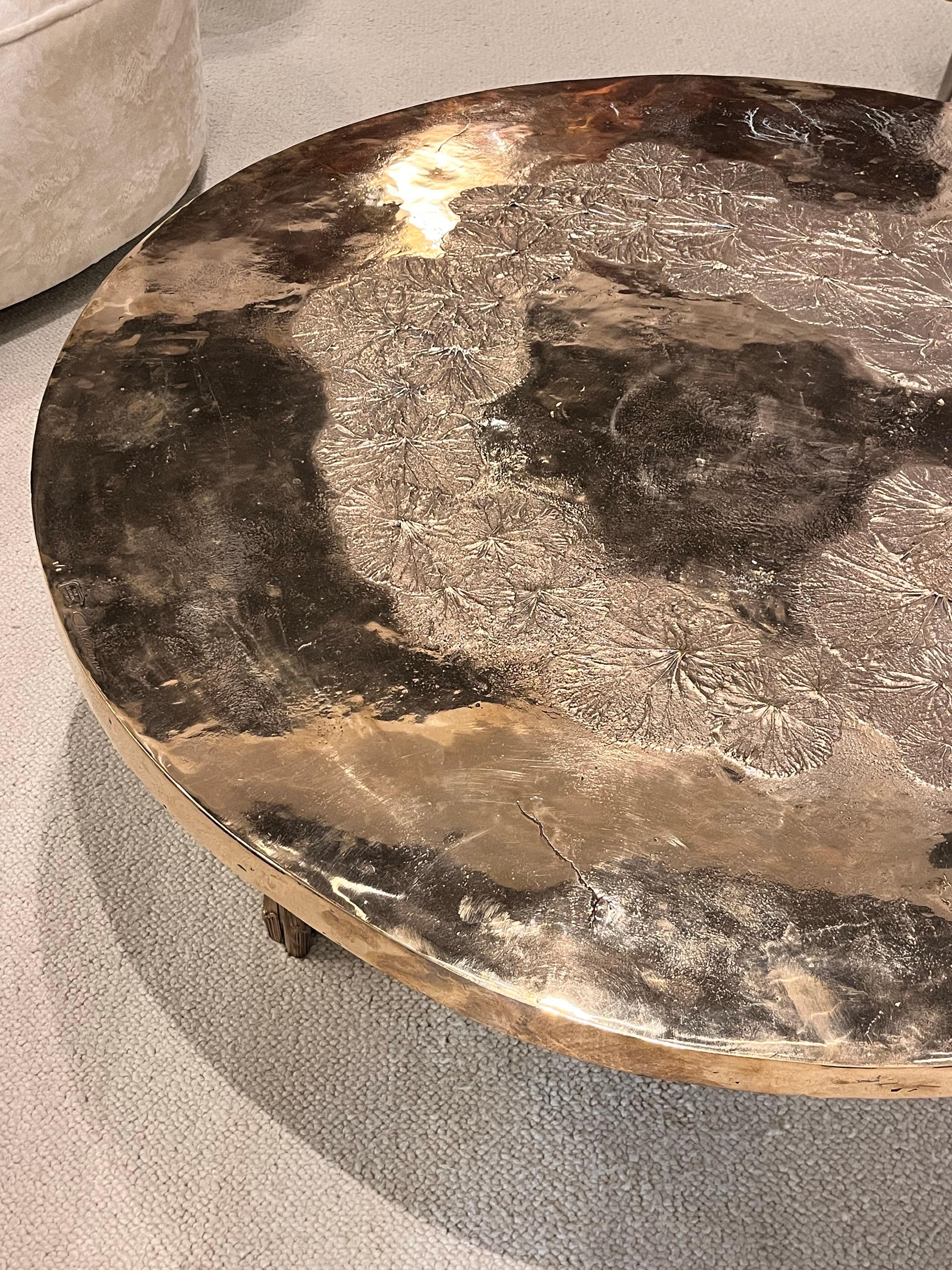 Crown-Tisch von Clotilde Ancarani – handgefertigte Kronleuchter aus Bronzeguss im Angebot 4