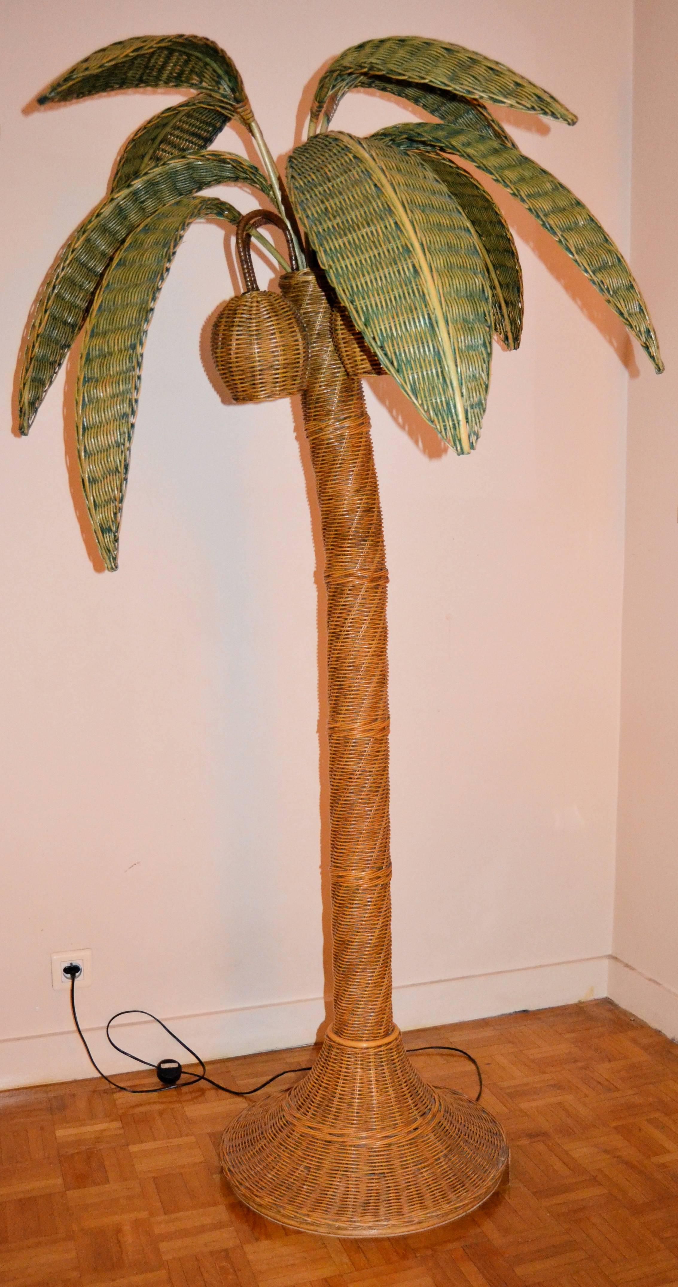 Amazing 1970s large palm tree in bamboo and rattan. Leafs has original green color.
The palm tree has three lights. It is in perfect condition for this vintage and unusual piece.
The leafs can be dissemble for shipping.
Lamp base is 60cm diameter.
