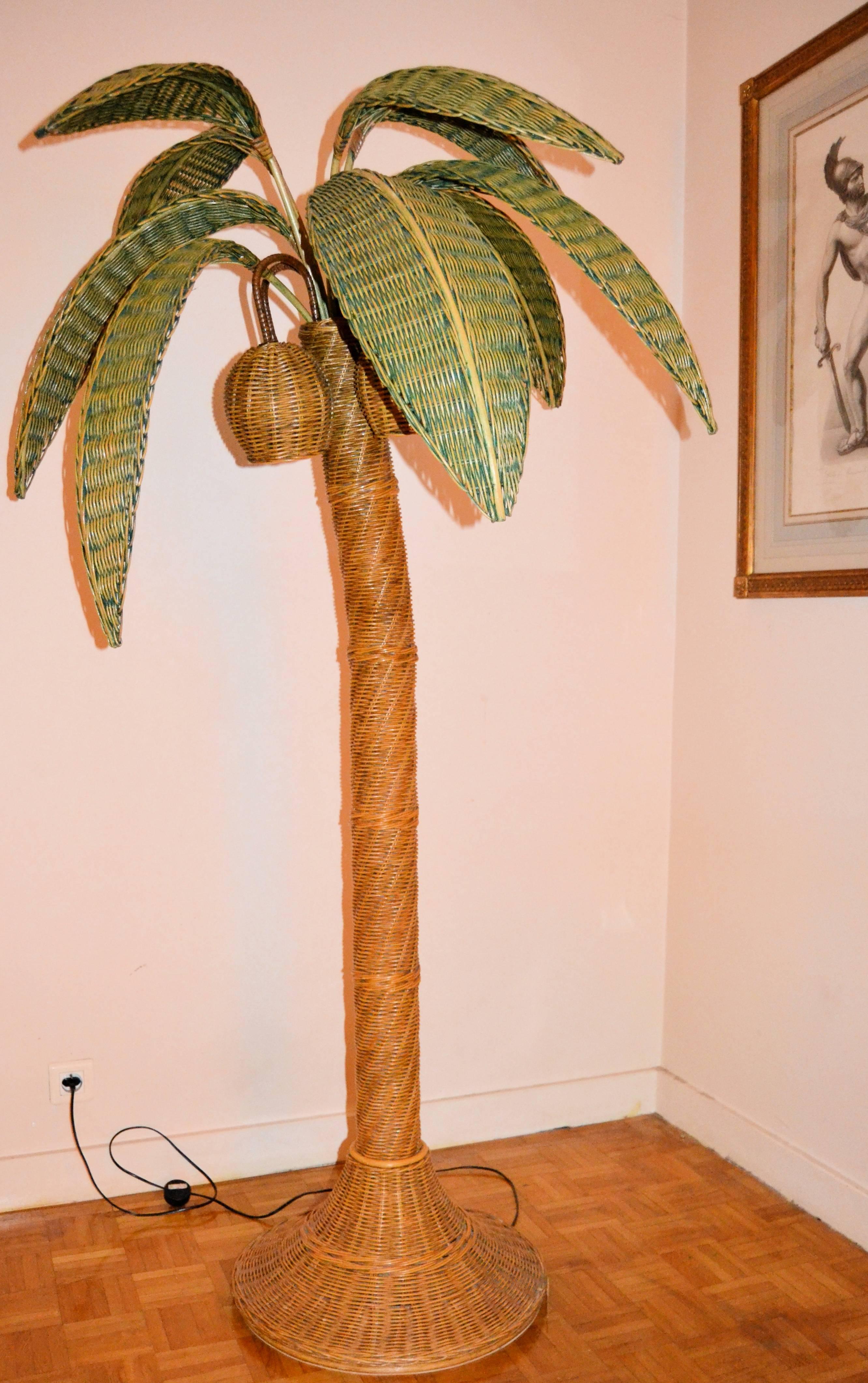 Français grand lampadaire en rotin avec palmier des années 1970
