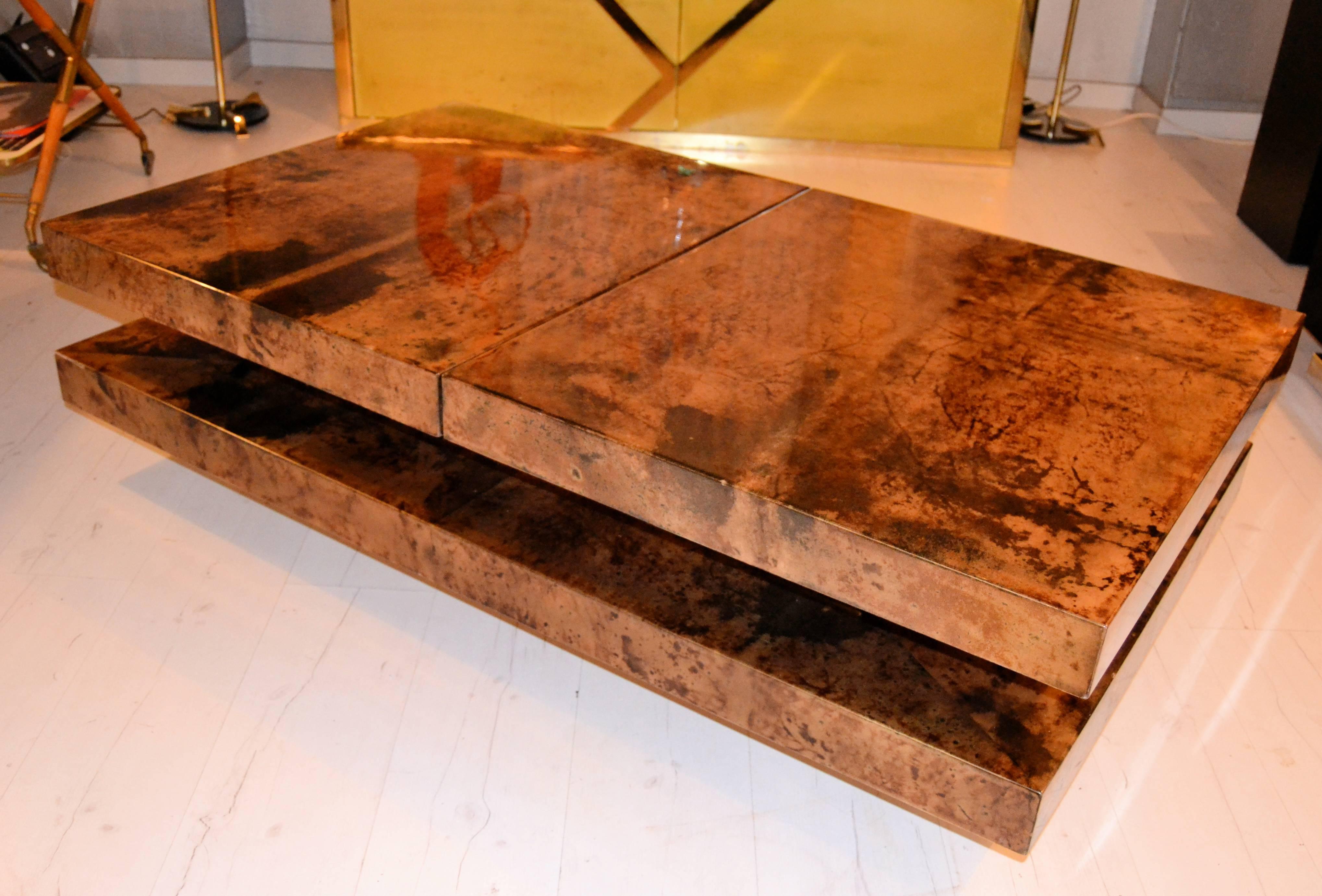 1970s coffee table in tinted and lacquered goatskin with sliding top. The table have a mirrored interior bar. Created by the Italian designer Aldo Tura in the late 1970s.
Great vintage condition.
The measurements given is when it’s close.
