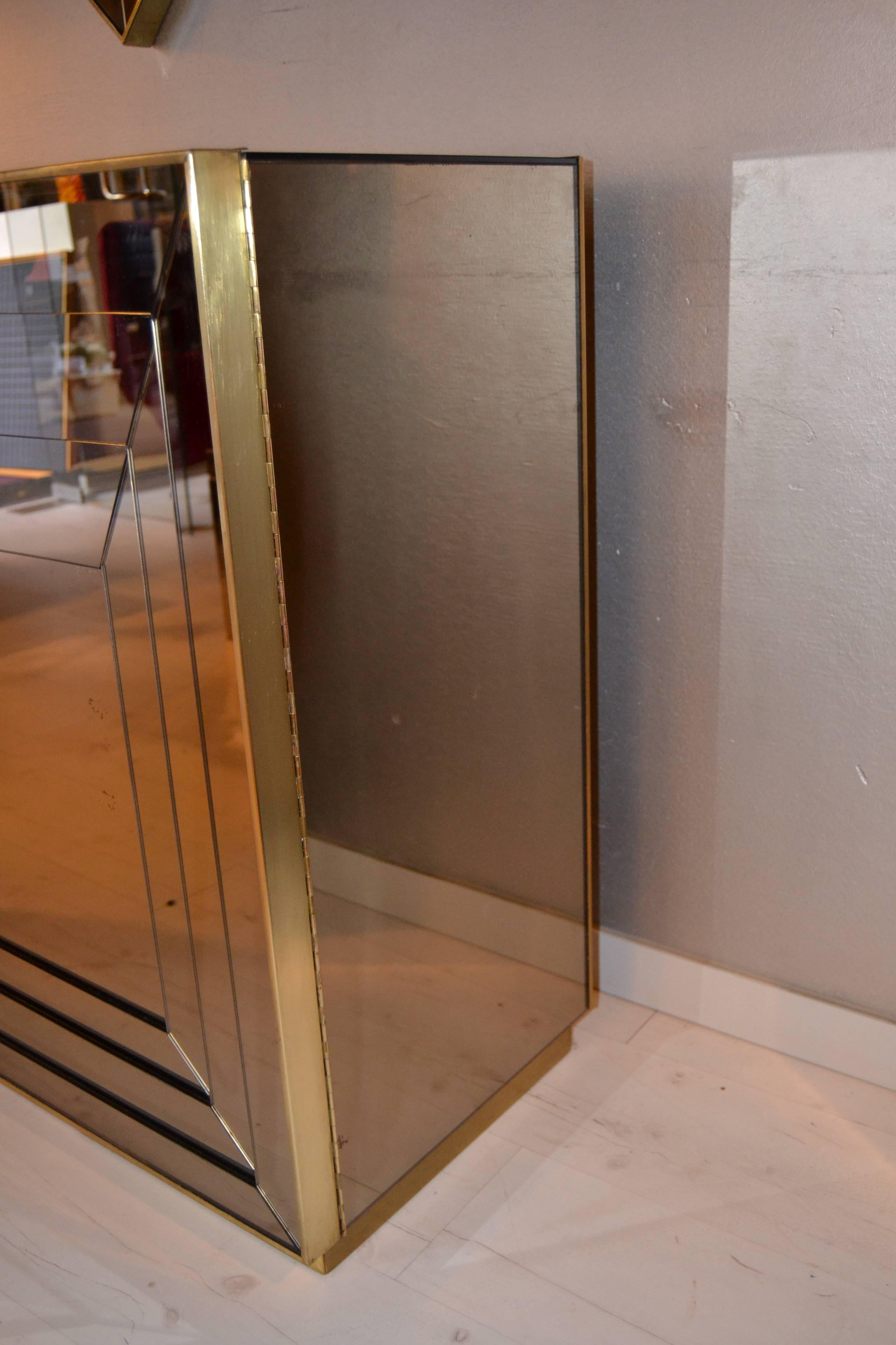 1970s Mirrored and Brass Cabinet In Excellent Condition In Saint-Ouen, FR