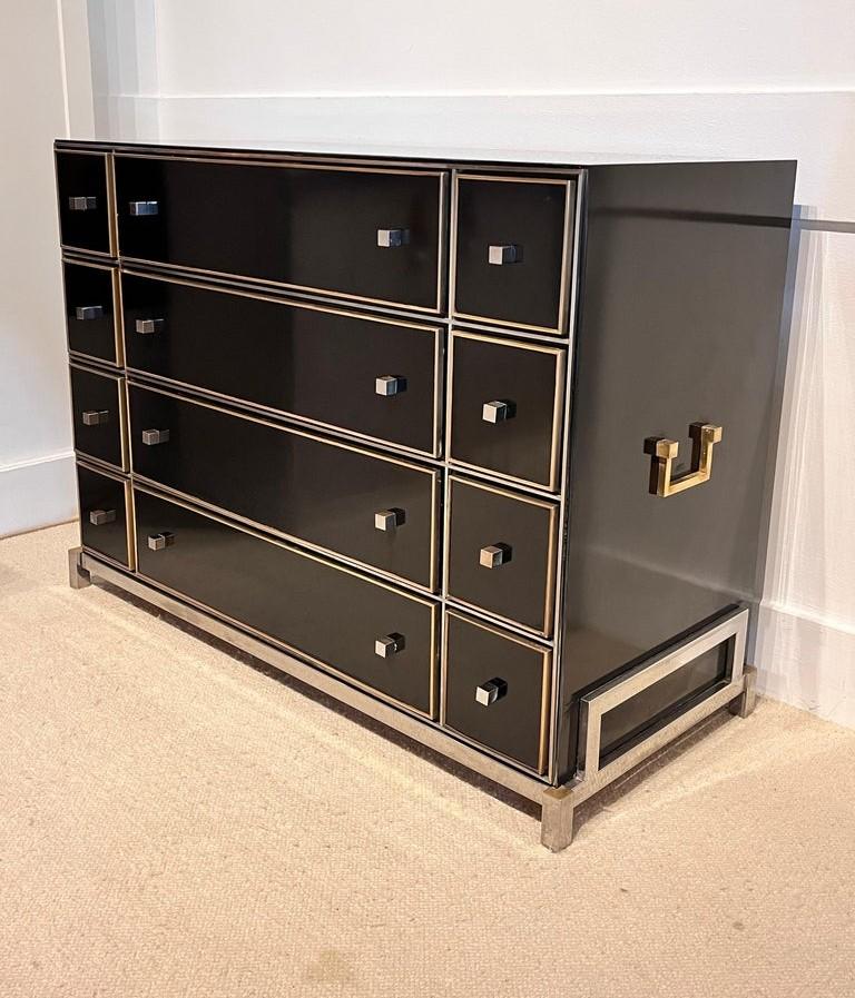 Michel Pigneres, cassettiera, ottone, acciaio cromato, formica nera , Francia, anni '70

Dodici cassetti, suddivisi da piccoli a grandi, che offrono un ampio spazio di archiviazione. Ogni cassetto è incorniciato da un bordo in ottone.

Versione con