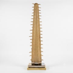 Grande scultura di un pesce sega degli anni ’70, montata su una base in ottone e cromo