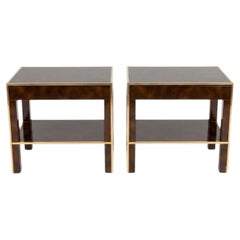 Paire de tables d'appoint françaises de style « Mid-Century Modern » laquées, avec garnitures en laiton doré