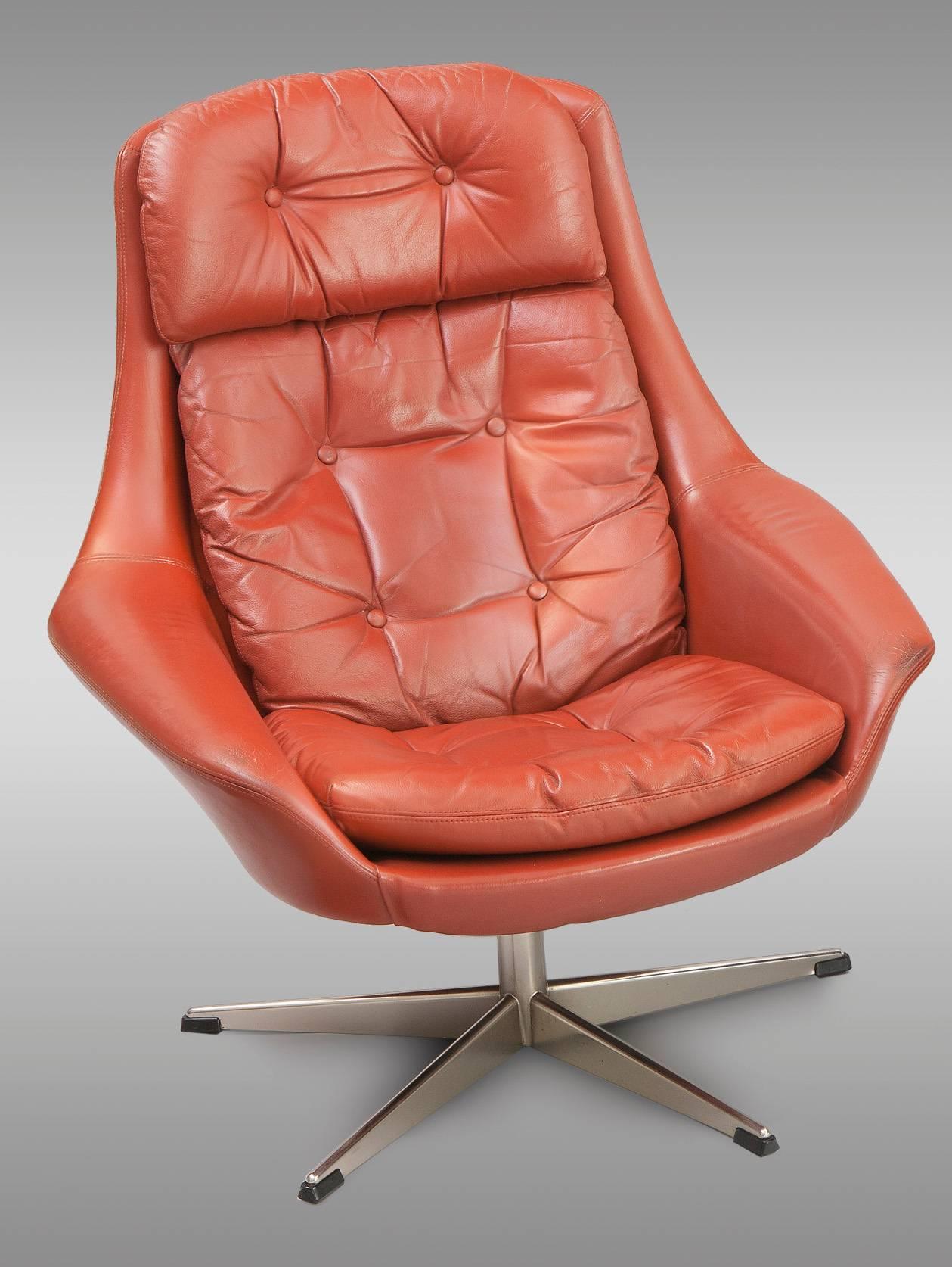 This pair of swivel armchairs in leather was designed by Henry Walter Klein in 1970.