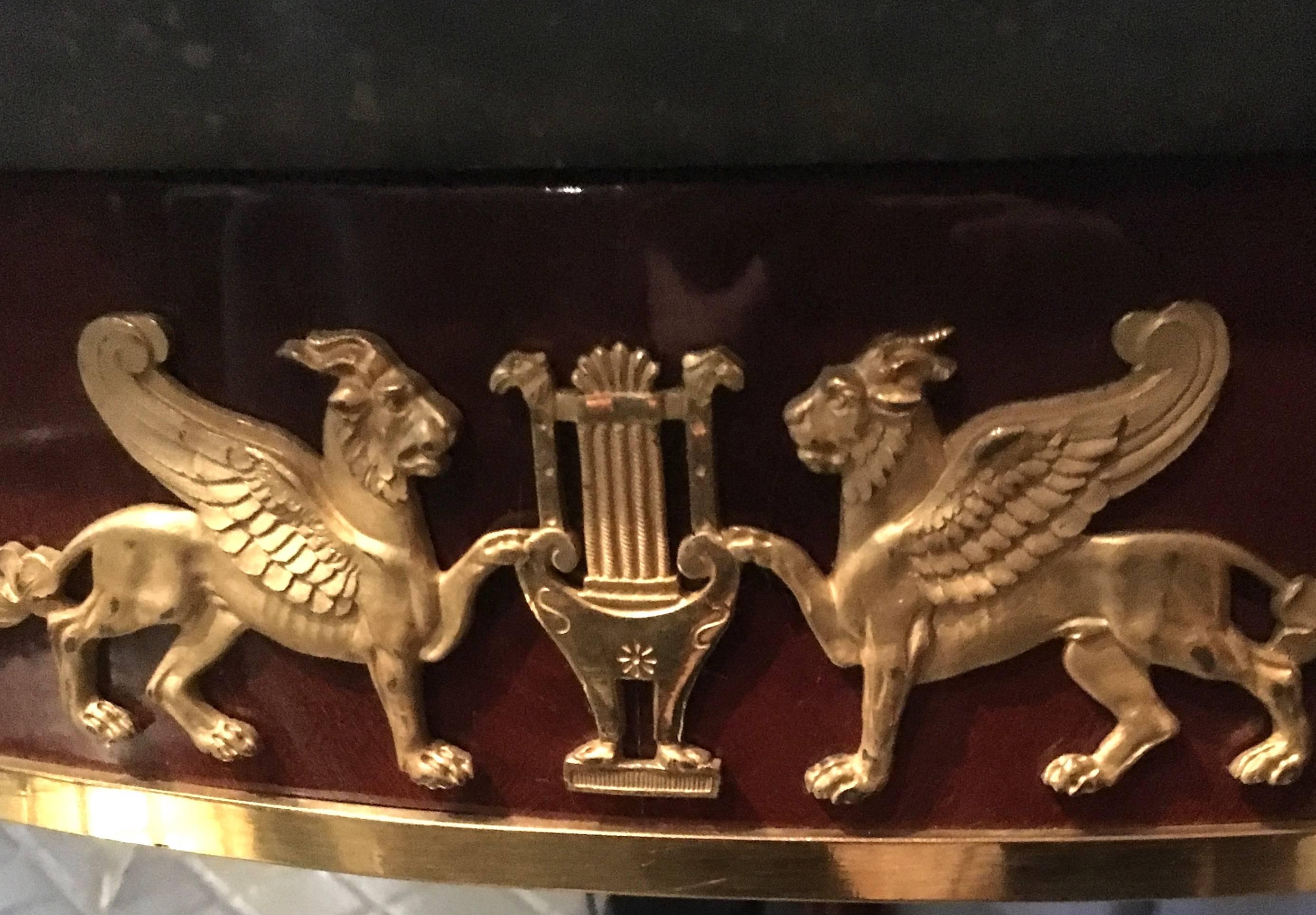 Table centrale française. Probablement un modèle de l'ébéniste Jacob-Desmalter.
Avec des bronzes dorés et un plateau en granit belge.
Début du 19e siècle.
  