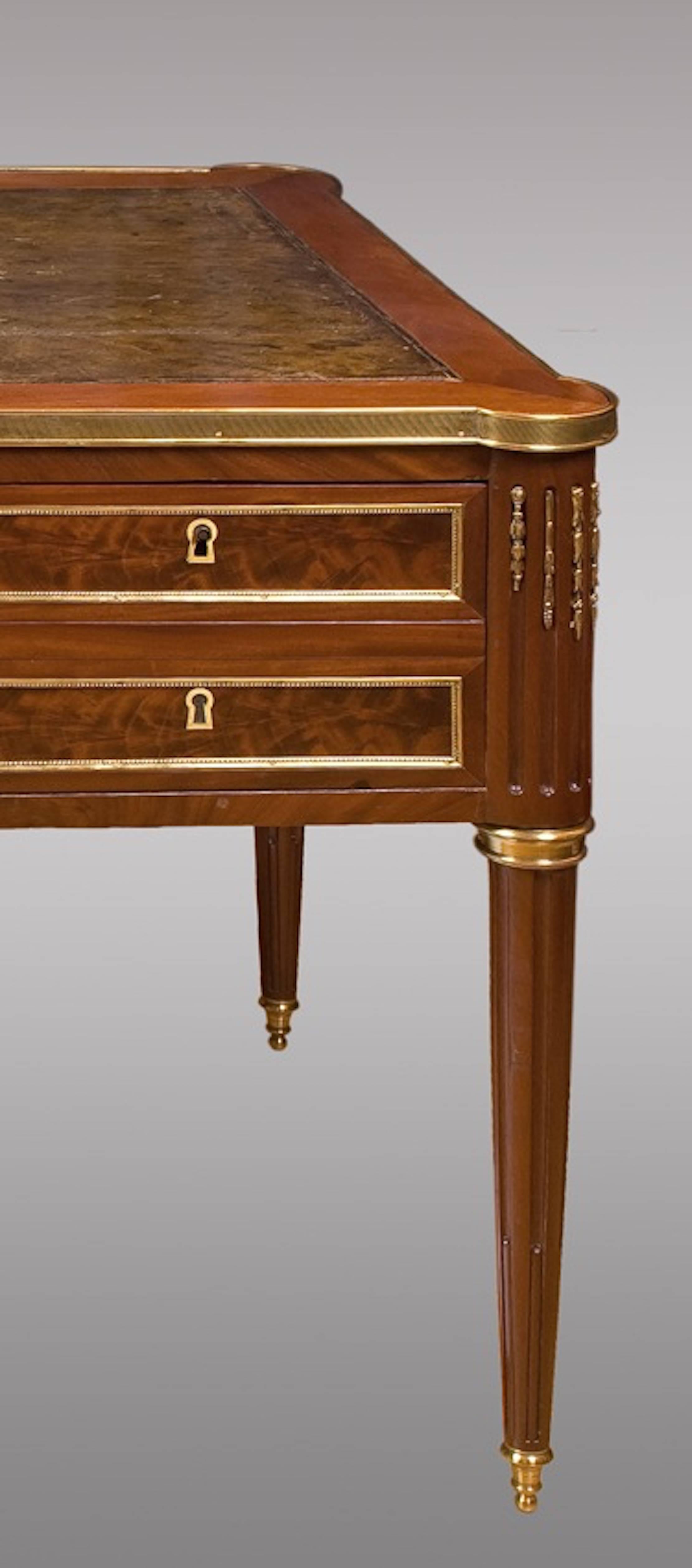 Louis XVI mahogany Bureau plat with ormolu-mounted
Four drawers in front and the back simulated.
Also removable trays on either side.
Desk and trays with old leather.

