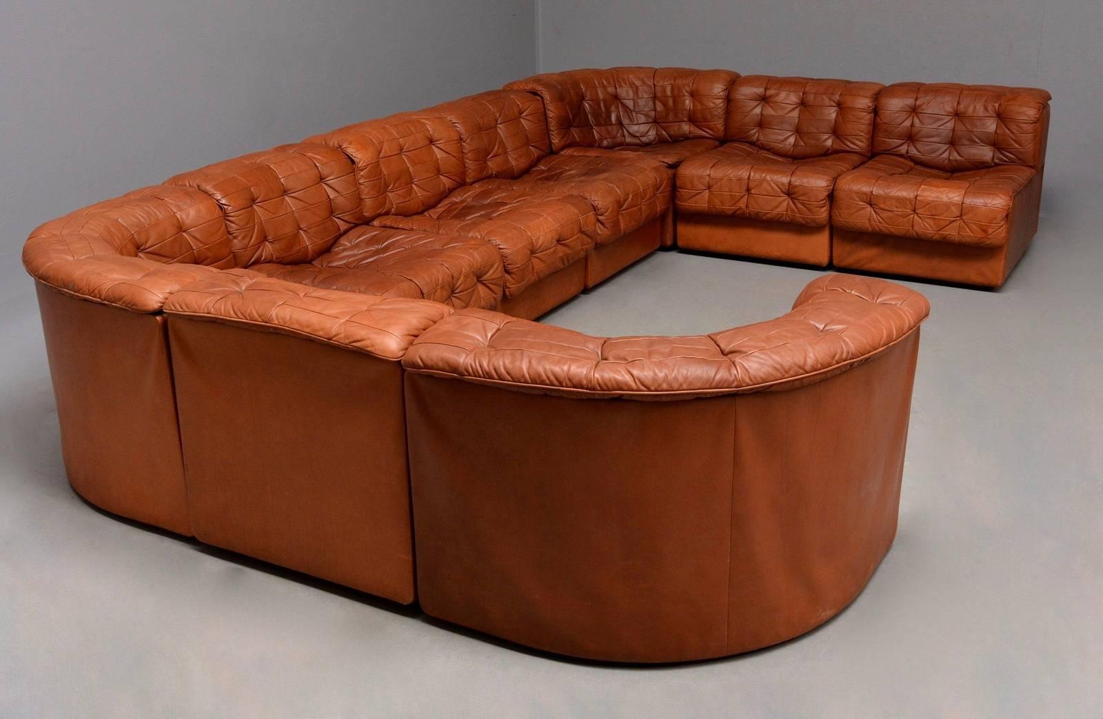 Important De sede sectional leather sofa. Rare to find with 3 corners that allow a great variety of compositions. 9 elements in excellent condition as you can see on the photos.
Each module: High 61cm, seat high: 36, width 64cm
Corner: High 61cm,