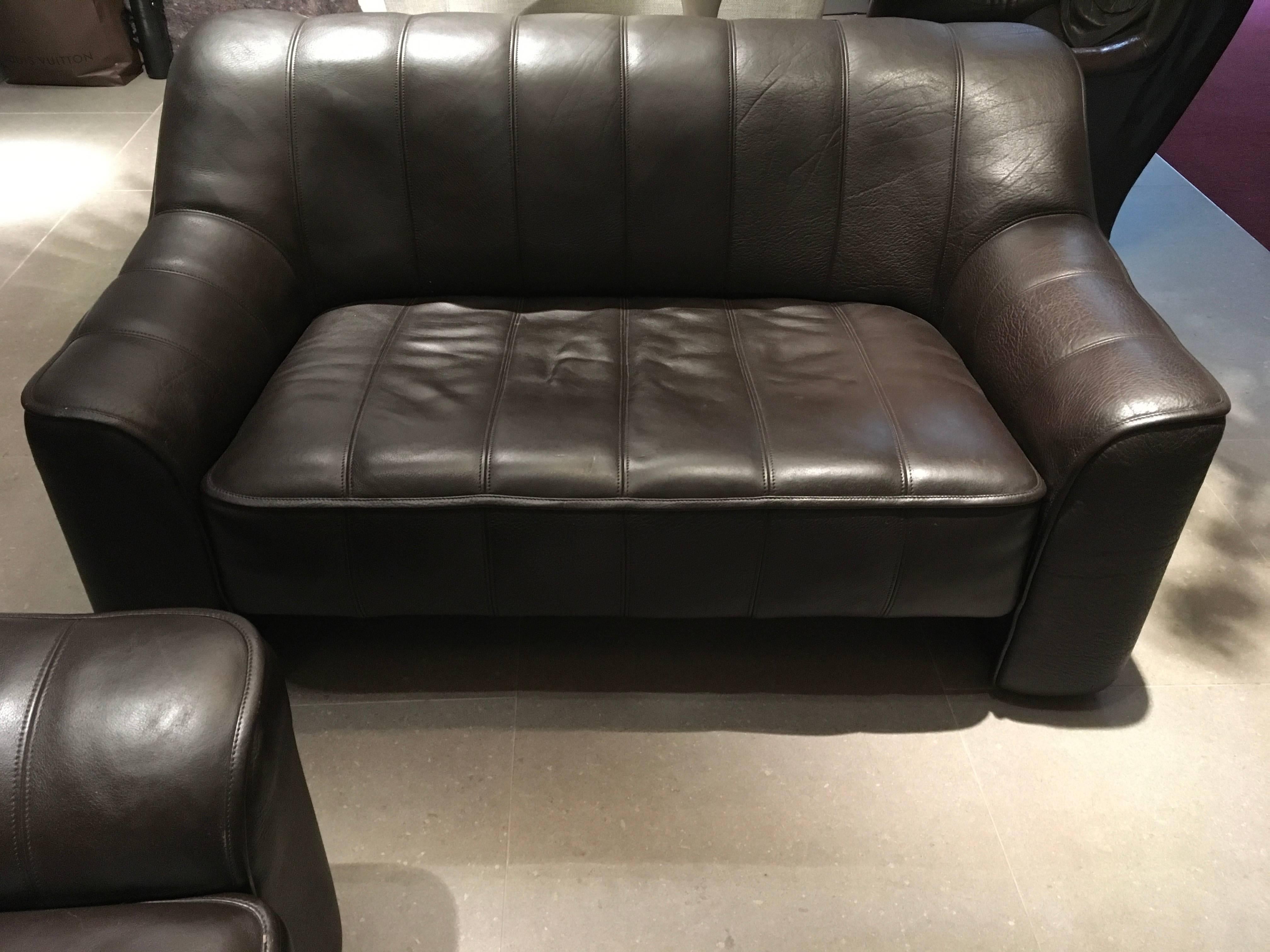 Raredark brown pair of DS44 De Sede sofas in excellent condition. Buffalo leather. A three-seat sofa (not included in this lot) is also available.

 