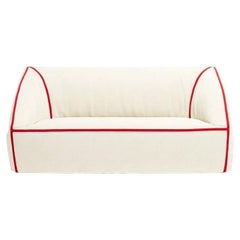 Faye Toogood per Meritalia: divano a due posti “Crease” in lana color crema, ispirato all’origami