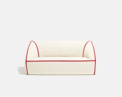 Faye Toogood per Meritalia: divano a due posti “Crease” in lana color crema, ispirato all’origami