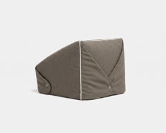 Faye Toogood para Meritalia: sillón de lujo «Crease» de lana color topo, inspirado en el origami