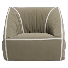 Faye Toogood para Meritalia: sillón de lujo «Crease» de lana color topo, inspirado en el origami