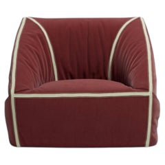 Faye Toogood para Meritalia: sillón de lujo «Crease» de lana roja, inspirado en el origami
