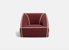 Faye Toogood para Meritalia: sillón de lujo «Crease» de lana roja, inspirado en el origami