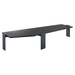 Table basse « Cantori Sharon » aux lignes élégantes et profilées, avec plateau sculptural en frêne noir