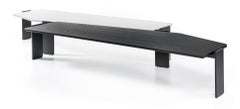 Table basse « Cantori Sharon » aux lignes élégantes et profilées, avec plateau sculptural en frêne noir