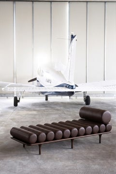 « Five to Nine » : lit de jour en cuir aniline et noyer par Studiopepe - Tacchini Italia