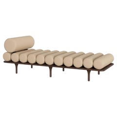 Lit de jour « Five to Nine » en cuir aniline et noyer de Tacchini Italia, par Studiopepe