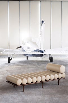 Lit de jour « Five to Nine » en cuir aniline et noyer de Tacchini Italia, par Studiopepe