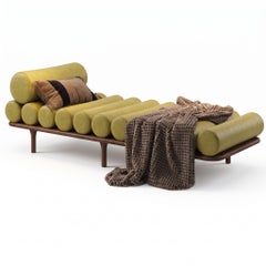 Tacchini Italia „Five to Nine“ Zareen 06 Tagesbett aus Leder und Walnussholz von Studiopepe