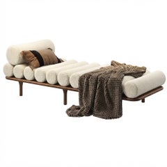 Tacchini Italia „Five to Nine“ Loren 01 – Daybed aus Bouclé und Walnussholz von Studiopepe