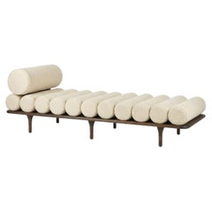 Tacchini Italia „Five to Nine“ Loren 01 – Daybed aus Bouclé und Walnussholz von Studiopepe