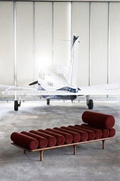 Tacchini Italia „Five to Nine“ Ombra 23 Tagesbett aus Samt und Nussbaumholz von Studiopepe