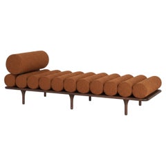 Tacchini Italia «Five to Nine» Dionea 6: diván de tela y nogal, diseñado por Studiopepe