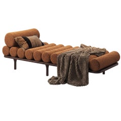 Tacchini Italia «Five to Nine» Dionea 6: diván de tela y nogal, diseñado por Studiopepe