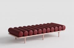 Diván «Five to Nine» de Tacchini - Banco de Studiopepe, de piel roja, con base rosa