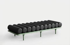 Diván «Five to Nine» de Tacchini - Banco de Studiopepe, de piel negra y base verde