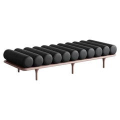 Tacchini „Five to Nine“ Tagesbett – Bank von Studiopepe, Leder schwarz – Untergestell in Rosa