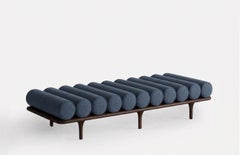 Tacchini „Five to Nine“ Tagesbett – Bank von Studiopepe, Stoff „Eboni“ – braunes Gestell