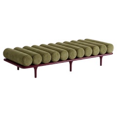 Tacchini „Five to Nine“ Tagesbett – Bank von Studiopepe, Stoff „Efeu“ – rotes Gestell