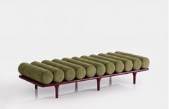 Tacchini „Five to Nine“ Tagesbett – Bank von Studiopepe, Stoff „Efeu“ – rotes Gestell