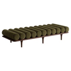 Tacchini „Five to Nine“ Tagesbett – Bank von Studiopepe, Stoff „Efeu“ – braunes Gestell