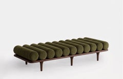 Tacchini „Five to Nine“ Tagesbett – Bank von Studiopepe, Stoff „Efeu“ – braunes Gestell