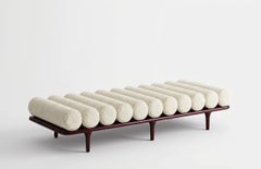 Divano letto Tacchini "Five to Nine" - Panca di Studiopepe in tessuto Loren - Base rossa