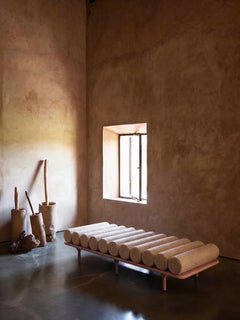 Divano letto Tacchini “Five to Nine” - Panca di Studiopepe, rivestimento in tessuto - Base rosa