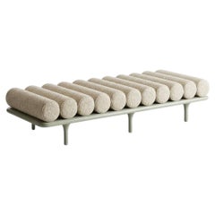 Divano letto Tacchini "Five to Nine" - Panca di Studiopepe, rivestimento in tessuto - Base verde