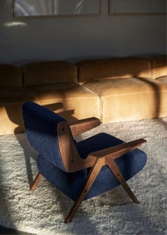 Sessel „Lina“ – Gianfranco Frattini für Tacchini – Sessel mit blauem Stoffbezug – Nussbaum