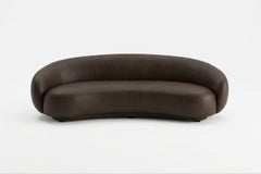 Jonas Wagell für Tacchini: „Julep“ – italienisches Luxus-Sofa mit geschwungenen Linien aus braunem Leder