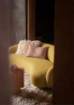 Jonas Wagell für Tacchini: „Julep“ – italienisches Luxus-Sofa mit geschwungenen Linien, Bezug in Gelb